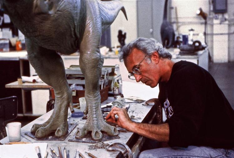 Stan Winston under arbejdet men en af de livagtige dinosaurer fra 'Jurassic Park, som han modtog en Oscar for i 1993. 