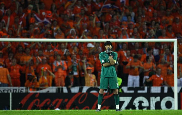 Bør Gianluigi Buffon forsøge at skjule ansigtet i skam over anklagerne mod Danmark, eller har han noget at have kritikken i? 
