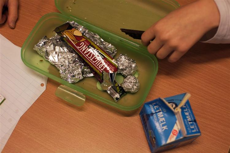 Madpakkerne forsvinder fra daginstitutionerne, når vuggestuer og børnehaver i 2010 serverer middag for alle børnene. 