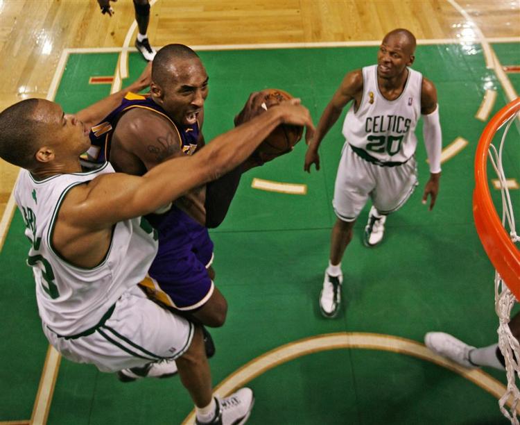 Boston Celtics' P.J. Brown (tv.) forsøger at standse Los Angeles Lakers' Kobe Bryant. 