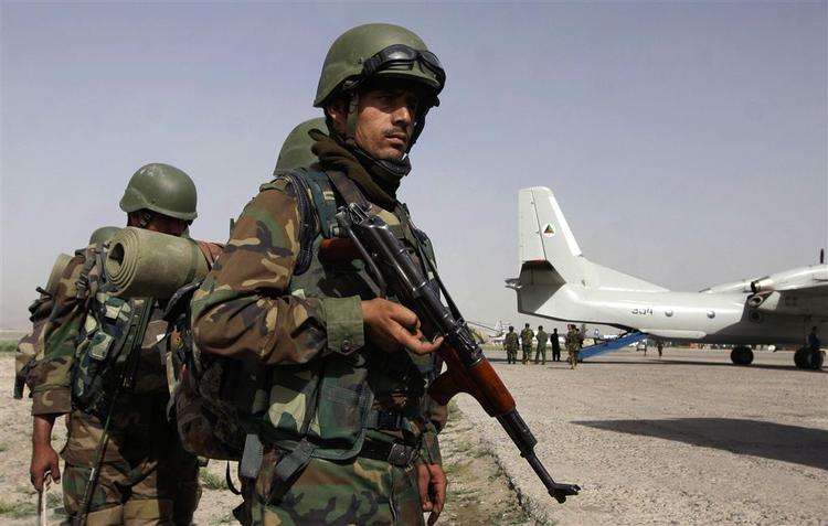 Afghanske soldater gør klar til indsatsen mod taleban i Arghandab-regionen. 