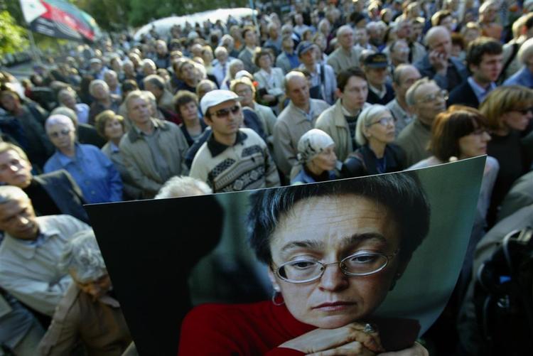 Mordet på den regeringskritiske journalist Anna Politkovskaja vakte stor vrede i Rusland. Her ved en demonstration i Moskva i august sidste år. 