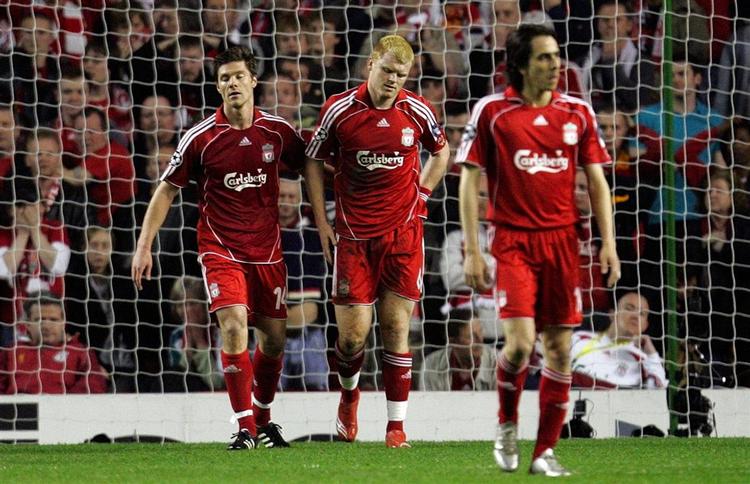 Sådan ser man ud, når man lige har scoret selvmål. Jon Arne Riise (i midten) var med til at sende Liverpool ud af Champions League-semifinalen mod Chelsea. 