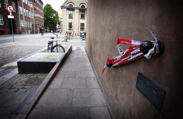 Der er tomt på pladsen, hvor David-statuen plejer at stå. 