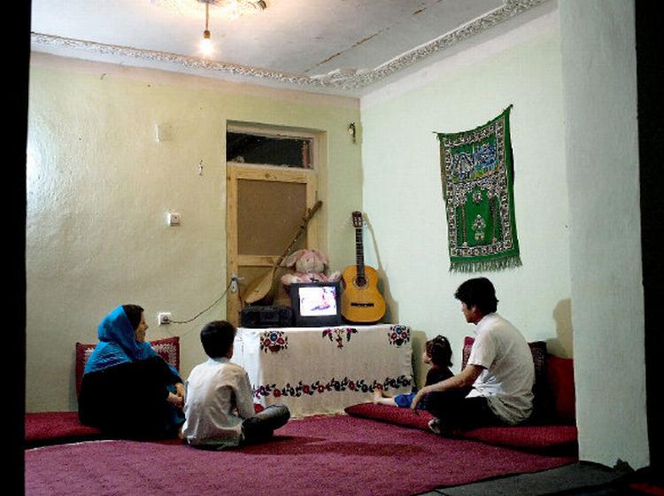 Joma og Hajar Taqawi hører til  de 45 procent af den afghanske befolkning med tv.  Især serierne  fra Indien er  populære – hos  seerne. Foto: Miriam Dalsgaard 