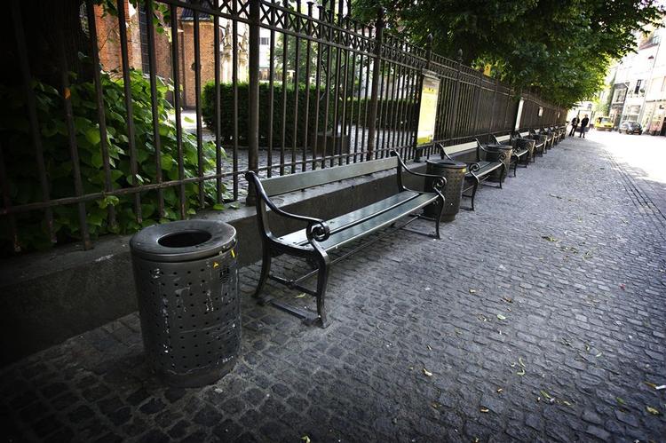 Den 16-årige pige sag på en bænk på strøget, da hun blev overfaldet. 