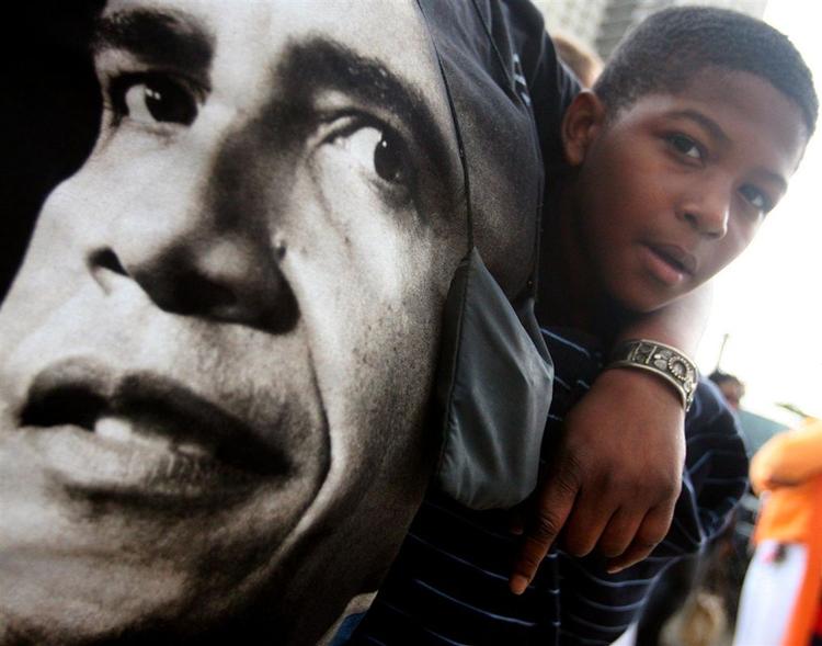 11-årige Devin Bell venter uden for Joe Louis Arena i Detroit sammen med sin bedstemor Emma Anitube, der har et stort billede af Barack Obama på sin T-shirt. Det er ham, de skal ind og høre. 