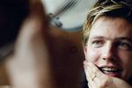 Efter den sommerlette 'En mand kommer hjem' har Thomas Vinterberg kastet sig over et anderledes alvorligt emne med filmatiseringen af 'Submarino'. 