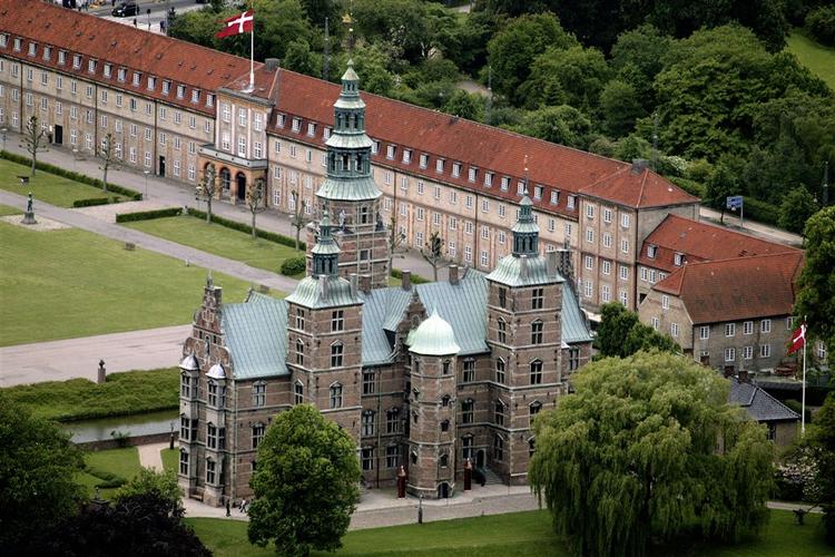 Garderkasernen ved Rosenborg Slot har haft besøg af politiets bombehunde, der kunne afklare, at en mistænkelig genstand ikke var eksplosiv. Arkivfoto. 