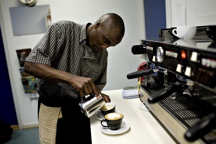 På Estate Coffee's risteri i Valby træner John Muli fra Kenya side om side med islandske konkurrenter, der ligesom ham selv stiller op til barista-VM i weekenden. 