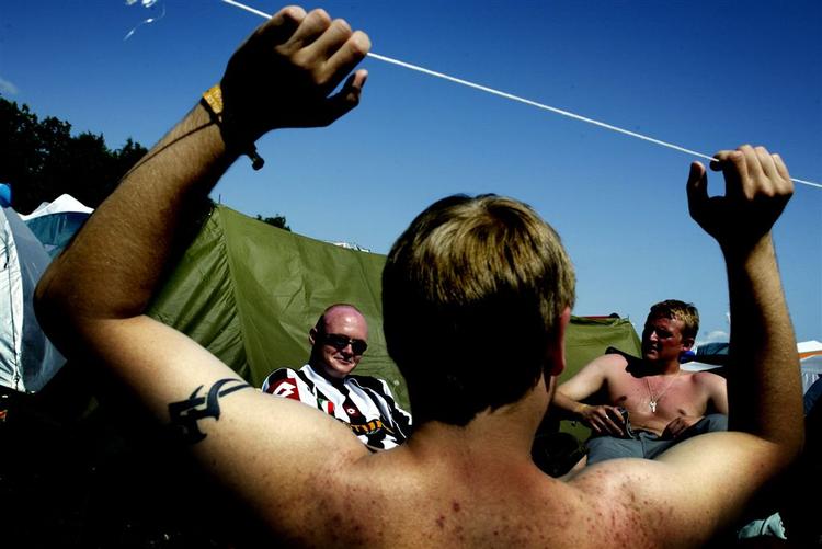 Festen i lejren er for nogle festivalgæster endnu større end musikfesten. Men der er kamp om de gode pladser. 