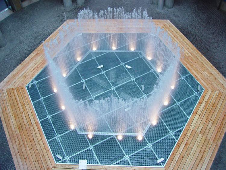 Escaping Visions af Jeppe Hein - før den rykkes ud på Flæsketorvet. 