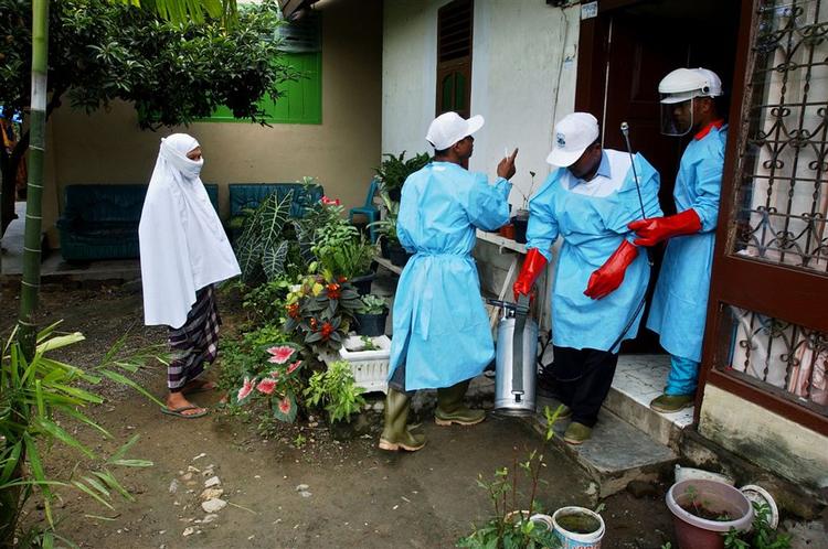 Trods et vist fald er malaria fortsat en stor global trussel. Her sprayes der mod malariamyg i Indonesien. Arkivfoto. 