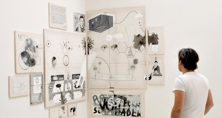 Mikrogalleriet Pladsen viser kun sine udstillinger én weekend ad gangen, for til daglig bruges pladsen som værksted for kunstneren Honza.Mikrogalleriet Pladsen viser kun sine udstillinger én weekend ad gangen, for til daglig bruges pladsen som værksted for kunstneren Honza. 
