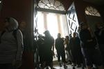 200 aktivister demonstrerer foran Københavns Byret for at markere modstand mod udvisning af iraker. 15-20 af dem er trængt ind i retten. 