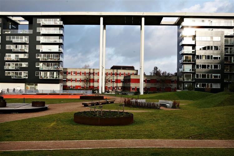 En gruppe kunstnere har, kvit og frit, fået lov til at bruge en cykelkælder ved indkøbscenteret Field's til koncerter, minigolfpark, udstillinger og fester frem til september. 