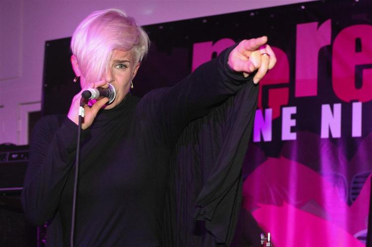 Robyn har masser af hits med i tasken til Roskilde Festivalen. 