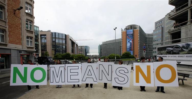 Medlemmer af 'Open Europe' demonstrerer i Bruxelles i forbindelse med EU-topmødet efter det irske nej til Lissabontraktaten. 