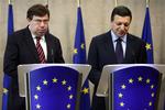 Irlands premierminister Brian Cowen (tv.) sammen med formanden for EU-Kommissionen Jose Manuel Barroso besvarer spørgsmål fra journalister. Senere forklarede han de andre statsledere, hvad der, ifølge ham, gik galt ved afstemningen i Irland. 
