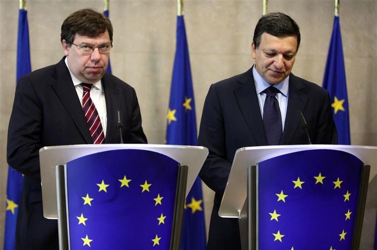 Irlands premierminister Brian Cowen (tv.) sammen med formanden for EU-Kommissionen Jose Manuel Barroso besvarer spørgsmål fra journalister. Senere forklarede han de andre statsledere, hvad der, ifølge ham, gik galt ved afstemningen i Irland. 
