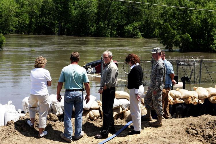 Præsidenten er hurtig ude denne gang - naturkatastrofen i Iowa får Bush's omgående opmærksomhed. 