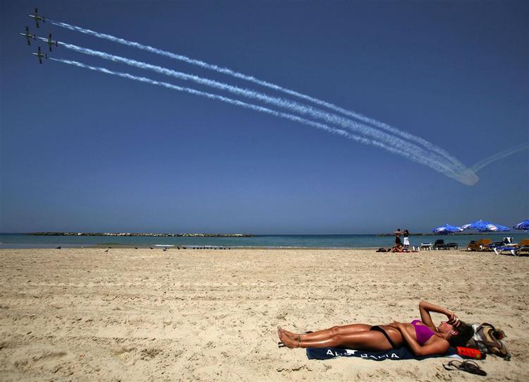 Israelske kampfly øver sig forud for en opvisning i Tel Aviv. Nu forlyder det, at de også har øvet sig i angreb på et atomanlæg i Iran. 