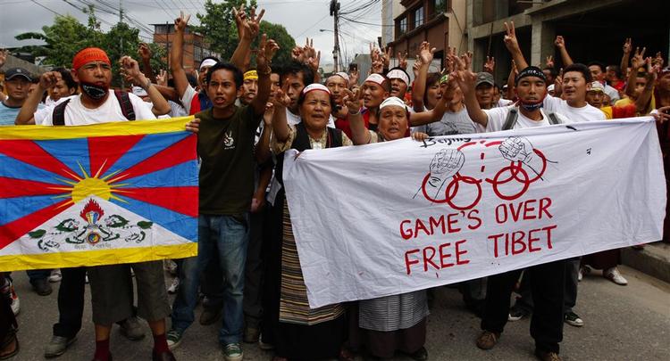 Eksiltibetanere i Nepal protesterer mod Kinas behandling af Tibet. 