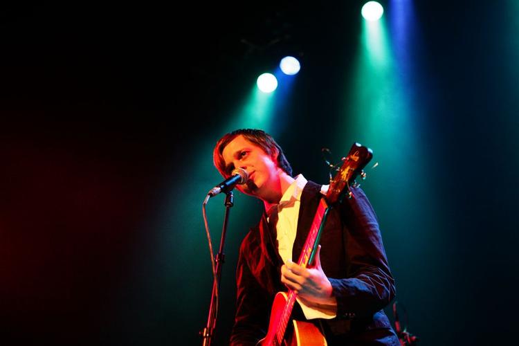 Teitur har føjet en dramatisk kontrast til sine iørefaldende sangersangskrivermelodier, konstaterede iBYENs anmelder Simon Lund, da Teitur gav koncert i Vega i februar. Snart står han på landets største scene i Roskilde. 