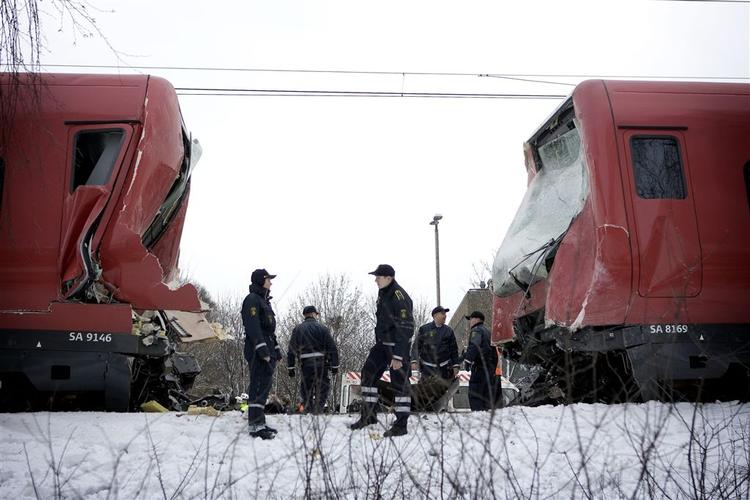 Omkring 50 personer, heraf to alvorligt kvæstede, blev kørt på hospitalet, efter at to S-tog kolliderede ved Lyngby Station i vinteren 2005. 