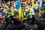 Det lykkedes i starten militæret at holde demonstranterne stangen, men så brød flere tusind igennem blokaden og omringede regeringskontoreti Bangkok. 