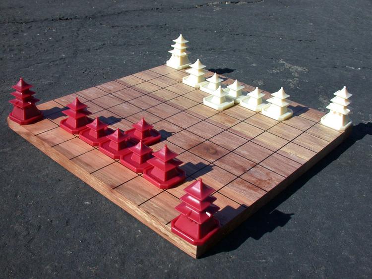 Et bræt med 9 x 9 felter udgør slagmarken i Oshi, hvor målet er at skubbe modstanderens brikker ud over kanterne. Et elegant udfordrende strategispil, der stiller krav til overblik og taktisk tænkning. 