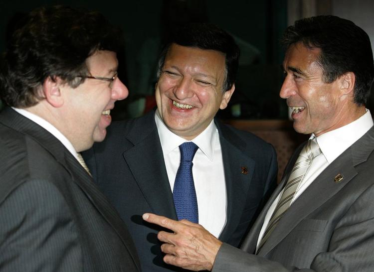 Forløsning efter forhnadlingerne om traktatkrisen. Premierminister i Irland, Brian Cowen (tv) småsnakker med præsidentetn for EU-kommissionen, Jose Manuel Barroso (midt) og den danske statsminister, Anders Fogh Rasmussen. 