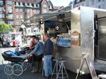 'Fish to go' holder til på Christianshavns Torv ved siden af pølsevognen og grøntboden. 