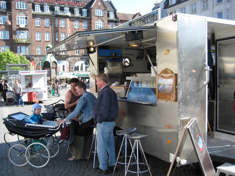 'Fish to go' holder til på Christianshavns Torv ved siden af pølsevognen og grøntboden. 