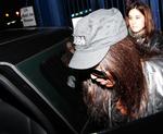 Naomi Campbell forlader politistationen i Heathrow-lufthavnen i april, efter at være blevet arresteret for overfald på to betjente. 