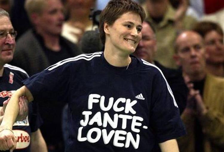 Anja Andersen har skabt sit navn, eller, ifølge nogle, bare skabt sig på alverdens håndboldbaner. Hendes kritikere har fået svar på tiltale med både finger og t-shirt. 
