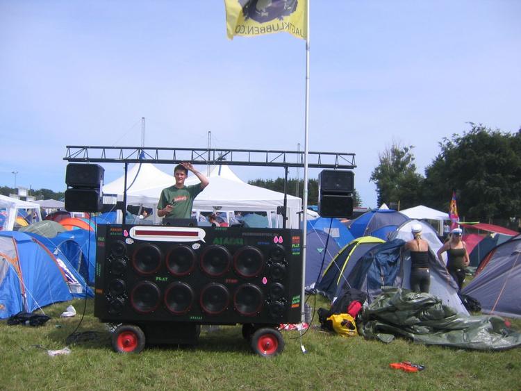 Mega Ghettoblasteren på Roskilde Festival 2007. Der er mindre og billigere alternativer til dig, der gerne vil have mere end guitarspil i lejren. 