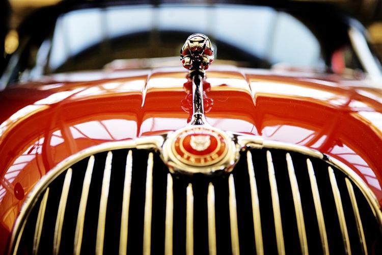 Jaguar er hvad vi har. Dyr som kølerfigur og dyr som bare fanden. En fed bil er praleri, mener to ud af tre danskere. 