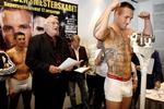 76,1 kg, annoncerer stævnespeaker Mogens N. Andersen fra Nørresundby, da nålen falder til ro med Mikkel Kessler på vægten. 