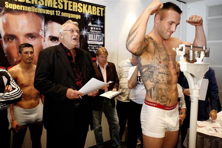 76,1 kg, annoncerer stævnespeaker Mogens N. Andersen fra Nørresundby, da nålen falder til ro med Mikkel Kessler på vægten. 