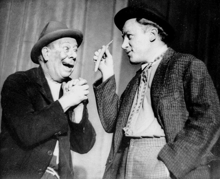 Bert Lahr som Vladimir og E.G. Marshall som Estragon i en opførelse af Samuel Becketts 'Mens vi venter på Godot' i New York i 1956. 