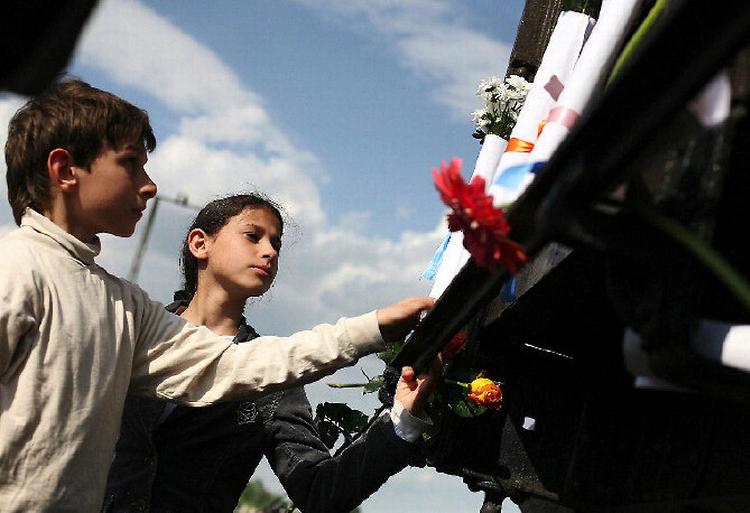 Polske elever på en rampe i koncentrationslejren Auschwitz, hvor nazisterne sendte næsten to millioner mennesker, fortrinsvis jøder, i gaskamrene under Anden Verdenskrig. Nu skal tyske skoleelever til Auschwitz for at lære om nazismen. Foto: AP 