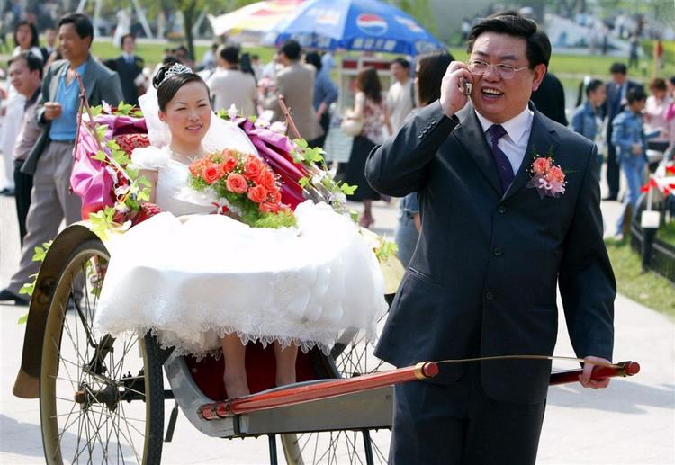 Giftelystne kinesere har udset sig en særlig dag til den store begivenhed -- nemlig åbningen af De Olympiske Lege i Beijing. 