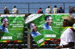 Robert Mugabes valgplakater dominerer flere byer i Zimbabwe. Her i Bulawayo. 
