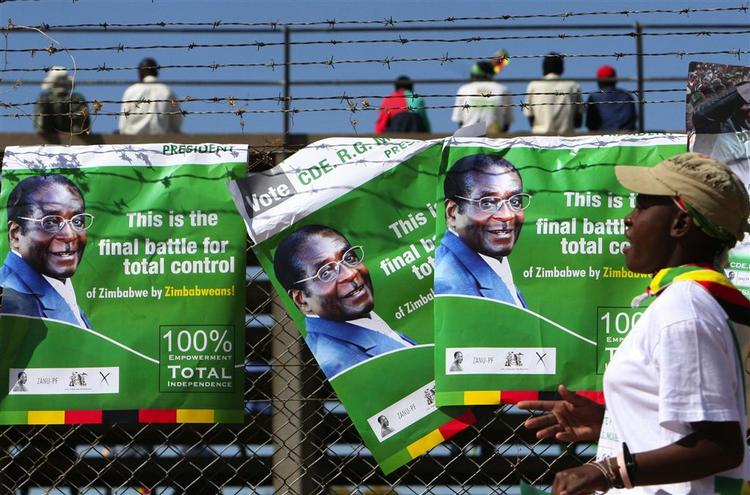 Robert Mugabes valgplakater dominerer flere byer i Zimbabwe. Her i Bulawayo. 