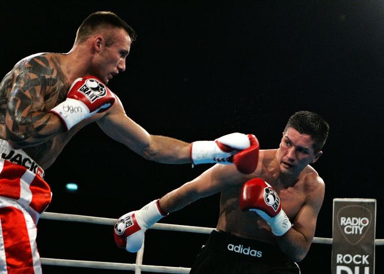 Dimitri Sartison fik mange klø i titelkampen mod Mikkel Kessler, så for en sikkerheds skyld måtte han overnatte på hospitalet. 