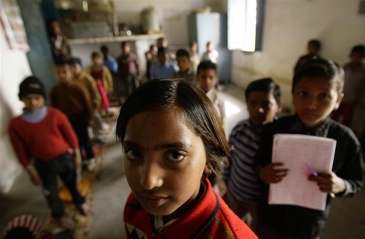 Ni-årige Kshama Tomar er en af to piger i en klasse med 20 drenge i Kolua, Indien. Billedet er fra januar. 