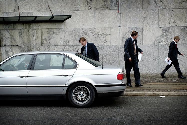 Bendt Bendtsen forlader ministerbilen ved en tidligere lejlighed. Han var dengang, i 2003, i skærsilden, fordi hans chauffør havde kørt for hurtigt. - Arkivfoto: 