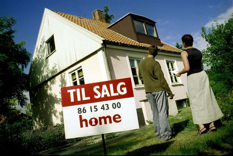 Mange læsere med fastforrentede lån er forbitrede over, at regeringens indgreb gavner flekslånere, som ellers var i fare for tårnhøje boligudgifter og måske tvangsauktioner til næste år. 