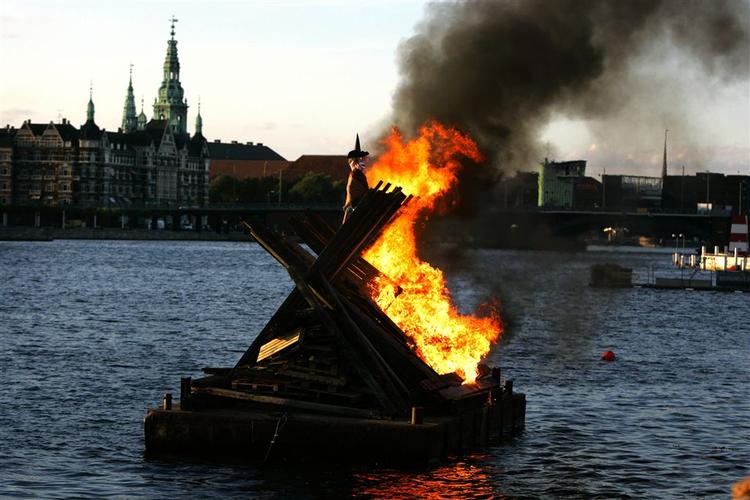 Der en række afstandskrav til huse og marker, som bør overholdes, når du bygger dit sankthansbål. 